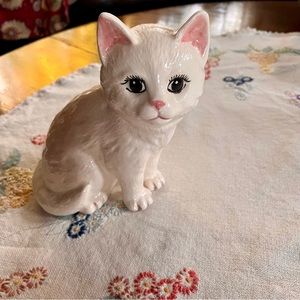 Vintage Porcelain Persian Cat Figurine. Handpainted Art Piece. 1991. 6" x 4"